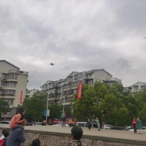 硬核！寧波這個社區(qū)上空5架無人機盤旋喊話 內(nèi)容是……