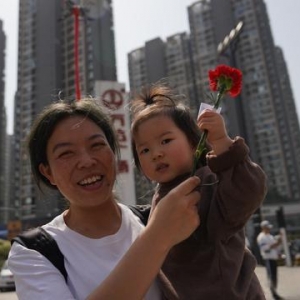 母親節(jié)，洛陽10000支康乃馨通過無人機派送到媽媽手中