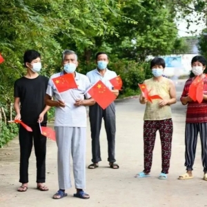 解封！南京溧水區(qū)毛家圩村村民對(duì)著無人機(jī)揮旗慶賀