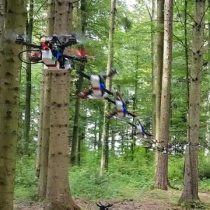 無人機現(xiàn)在可以以每小時 40 公里的速度飛越森林 跑和躲 人類 ...