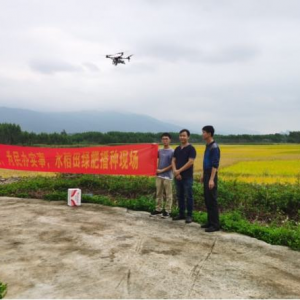 武鳴區(qū)兩江鎮(zhèn)利用無人機播種 一畝地播種僅需5分鐘